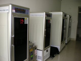 中心现有专职实验技术人员12人